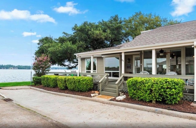 Quaint, Cozy, Lakefront Haven w/Lily Pad, Kayaks, Firepit, and Wrap Around Deck