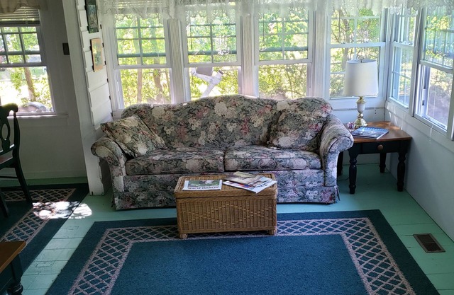 Quaint East Marion Cottage