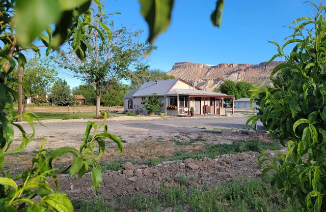 Quaint Farmhouse on Palisade Peach Orchard close to Wineries