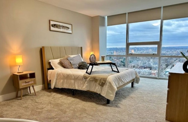 Quaint HighRise Condo 3bed 2bath w/ City Views