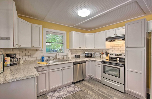 Quaint Home w/Deck + Grill - Mins to Lake Fork!