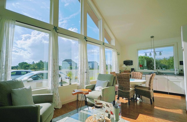 Quaint house with WiFi in charming Ocean Shores