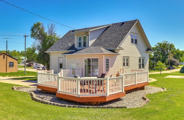 Quaint Howells Retreat - Steps from Main Street!