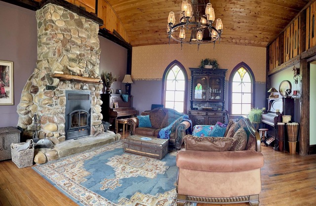 Quaint lodge wonderful for retreats, reunions, weddings, and relaxation!