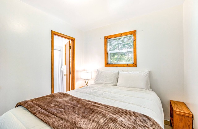 Quaint motel suite with kitchenette, golf nearby, and sofa bed