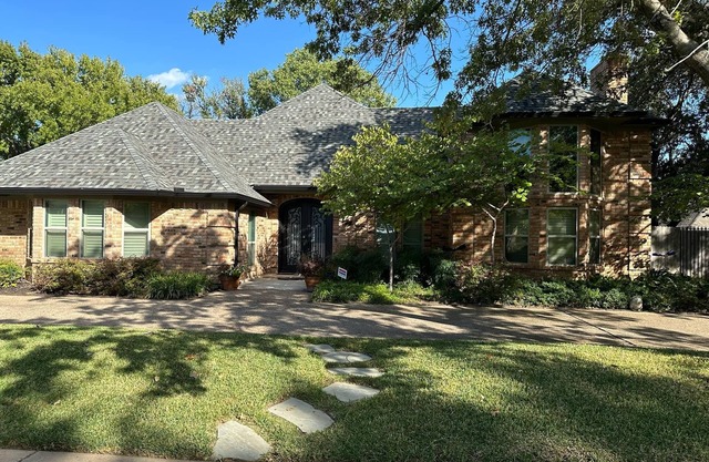 Quaint/QUIET NEIGHBORHOOD- 5 bedroom home with gardens, pool/hot tub.