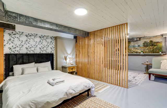 Quaint Studio w/Sauna: 5 Mi to Space Needle