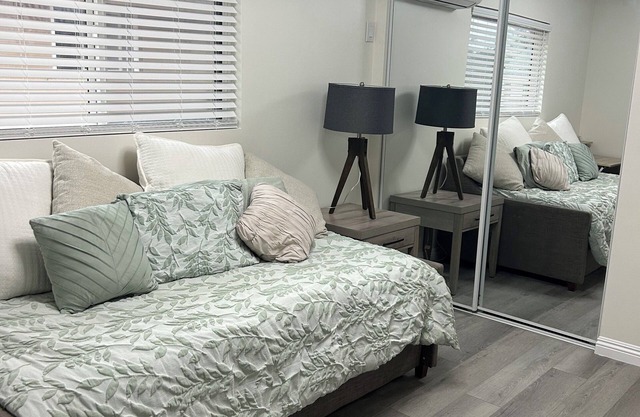 Quaint studio with AC in lovely Lakewood