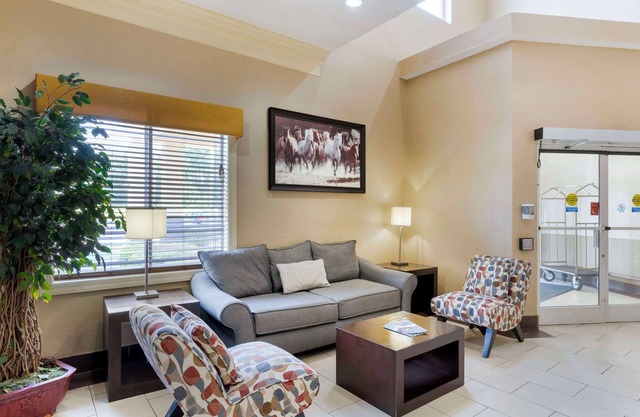 Quality Suites La Grange