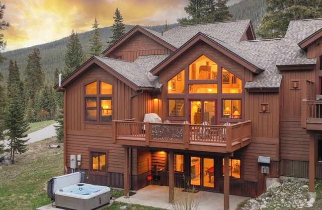 Quandary Mountain Retreat: Hot Tub, 4 Bedrooms, Pool Table, Gas Grill