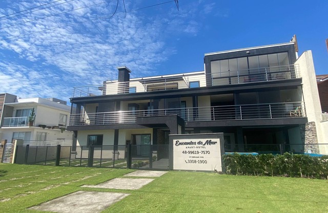 Quarto Suíte com Banheiro Privativo, Sacada e Vista Lateral, na Beira mar