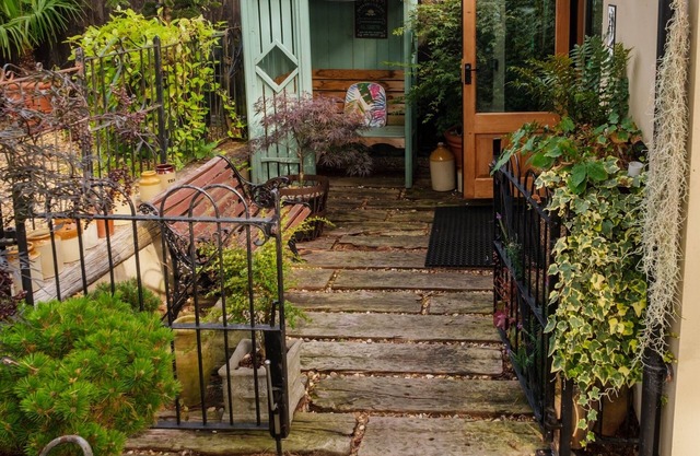 Quavers Rest - a tranquil spot in a quintessentially English Village & hot tub !