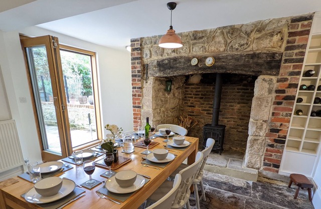 Quay Town House - a house that sleeps 10 guests in 5 bedrooms