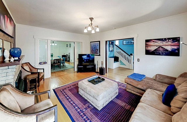 Queen Anne home with full kitchen, fireplaces, fenced yard with grill