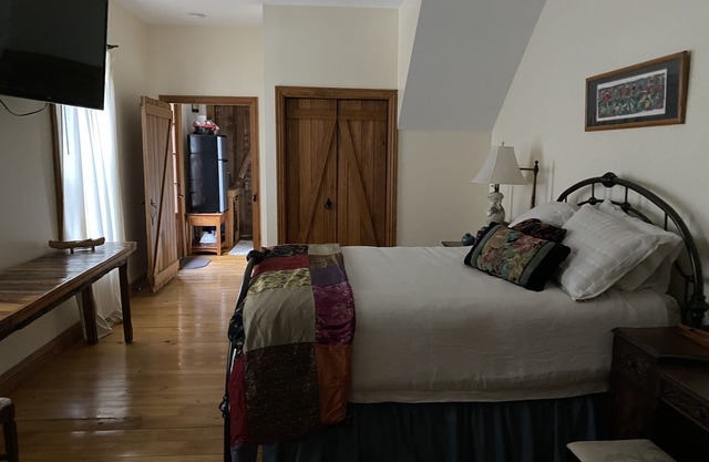Queen bdrm, & breakfast. Upstairs den with full-twin bunk option.