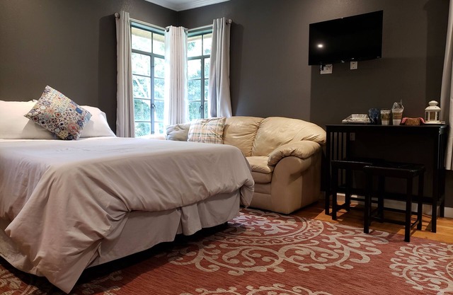 Queen Bed Private Medical Center Area Pets welcome very comfortable bed