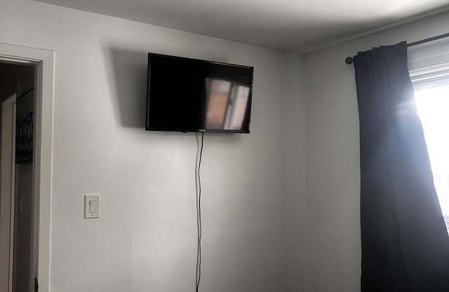 QUEEN BEDROOM #1 WITH FREE PARKING