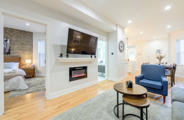 Queen Beds, EV Charging, Near Train: Luxury Stay