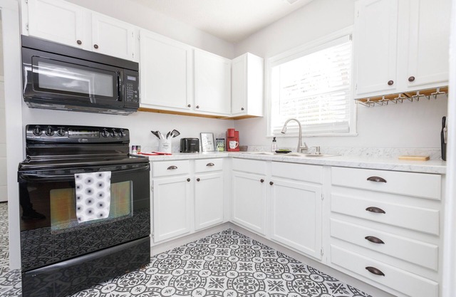 Queen City Cozy Red Door Bungalow. Located in NoDa & 1 mile to Uptown Charlotte