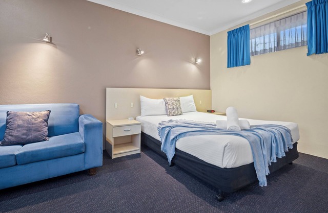 Queen Deluxe Retreat, Smart TV, Kitchenette & More!