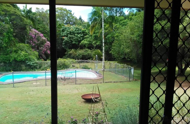 Queen room in charming 4-bedroom B&B with WiFi and some AC in fab Mullumbimby