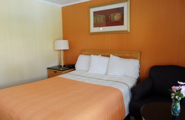 QUEEN ROOM IN LAKE GEORGE-2