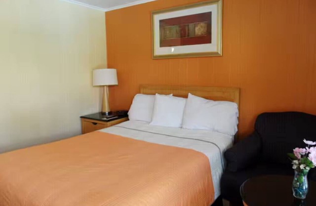 QUEEN ROOM IN LAKE GEORGE-1