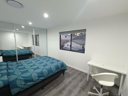 Queen Room in Modern, Guildford House - R94