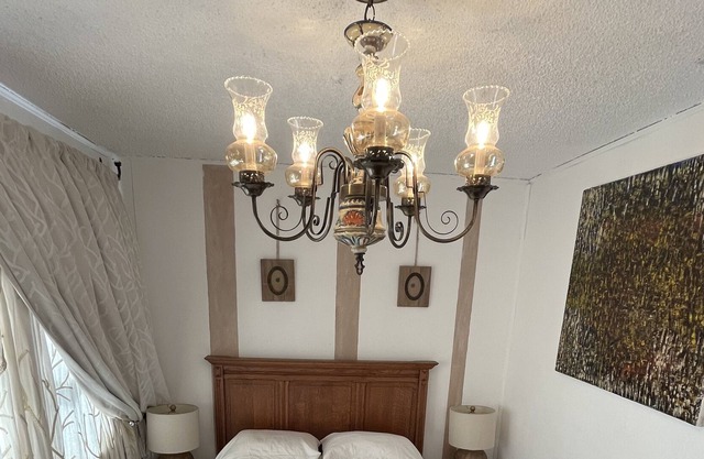 Queen size bed with parking in a Home built in 1920 suitable for one person only