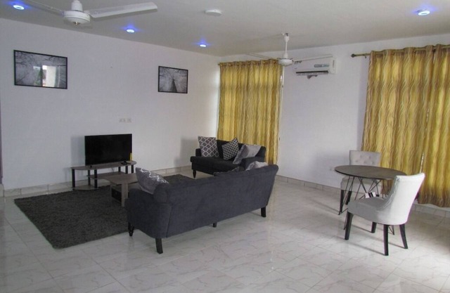 Queen-sized 2 bedroom Apt near Accra @ Victoria Grand apartments