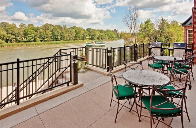 Queen Studio with a River View | Just a Stroll from the University of Rochester
