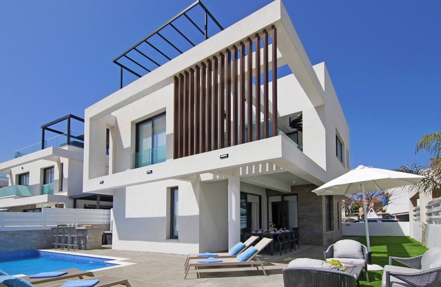 Queen Valeria Villa - Walking to Kalamies Beach