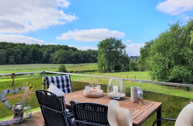Quiet! 100 m², on the river near Lübeck. Modern, new and family-friendly!