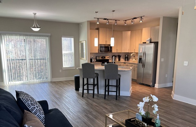 Quiet 1BD Carriage House w/KING BED & Pvt Garage