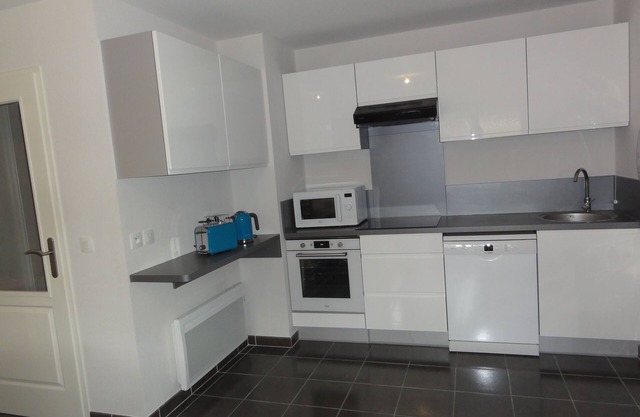 Quiet 2-bedroom apartment with pool 200 m from town centre