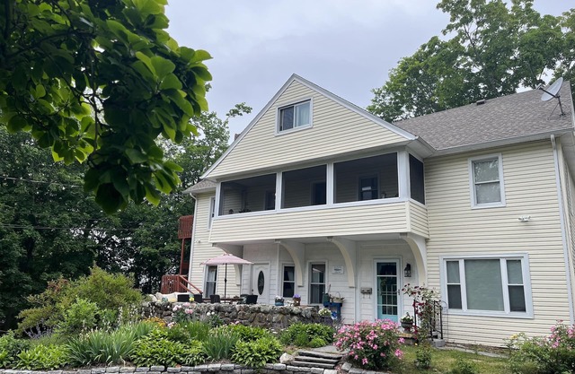 Quiet 2 bedroom 1 bath 3rd floor apartment close to everything