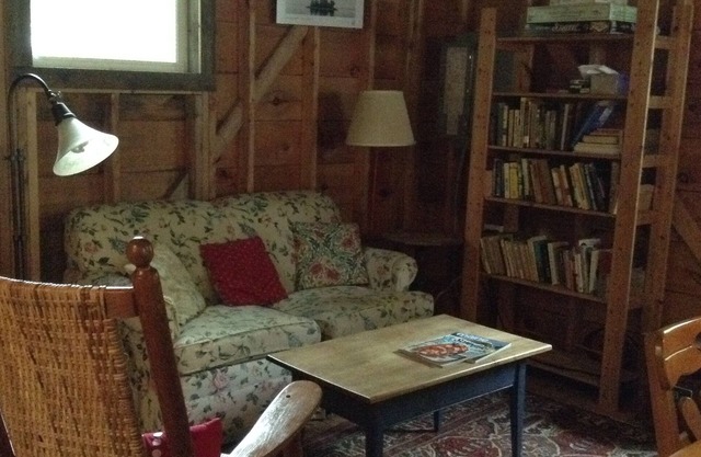 Quiet 2-bedroom cabin in scenic Blue Hill with WiFi, AC