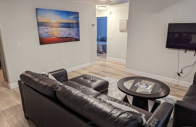 Quiet 2 bedroom duplex apartment in historic neighborhood, near City and Beach.