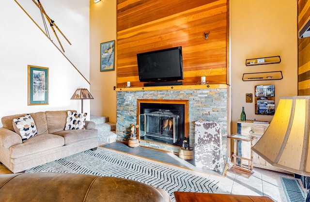Quiet, 2-level condo with mountain view & fireplace - near shops