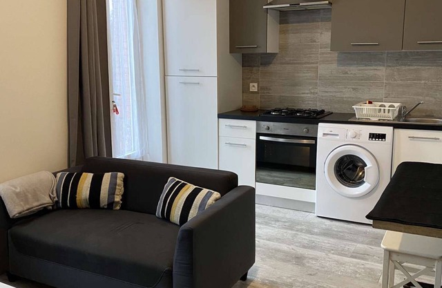 Quiet 2-person studio with garden and enclosed courtyard
