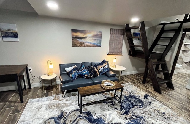 Quiet 3 bed double loft cabin - Short walk to the river