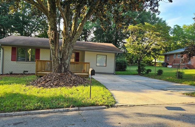 Quiet 3-bedroom bungalonear enchanting the historic Marietta Square