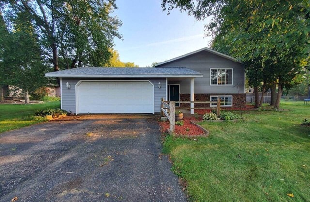 Quiet 3BR/2BA Near Mall, Shopping Centers, & I-94