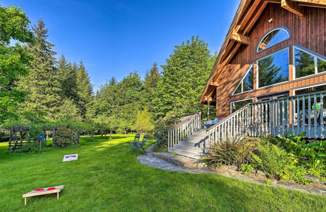 Quiet 40-Acre Rochester Forest Lodge: Hot Tub!