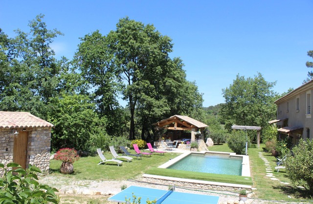 Quiet, air-conditioned, not overlooked, HEATED SWIMMING POOL, 10min from Uzès for 10 and 4 children