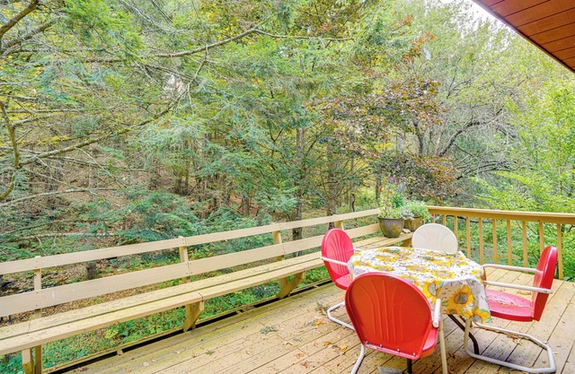 Quiet All-Season Creekside Escape in Upstate!