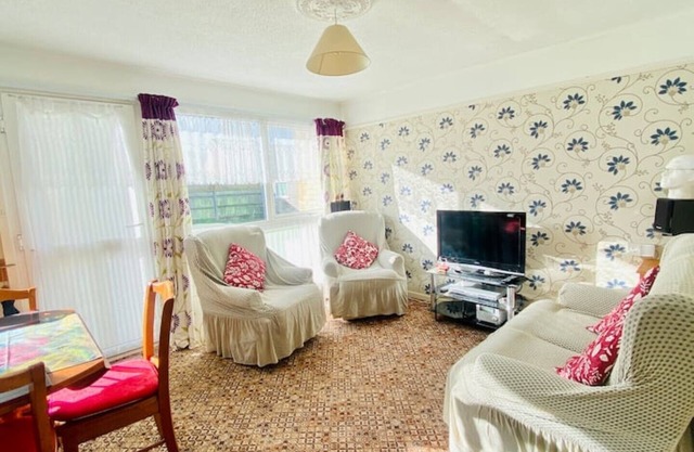 Quiet and Comfy 2 bedroom Holiday Chalet walk to beach, Norfolk family friendly