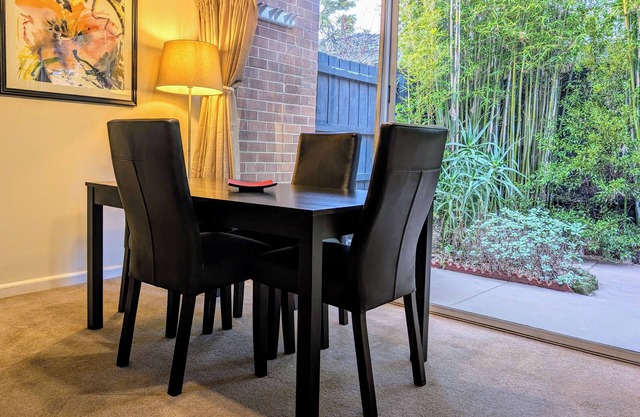 Quiet and private spacious 1 bedroom apartment in prestigious Hawthorn street