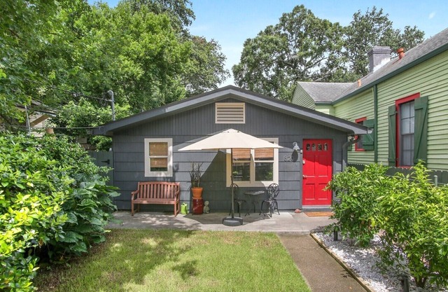 Quiet and safe Uptown house steps from Audubon Zoo and shopping on Magazine
