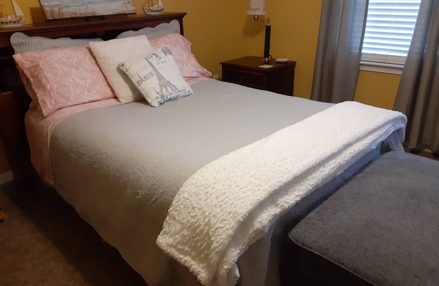 Quiet and Spacious, in Tranquil Neighborhood private rm